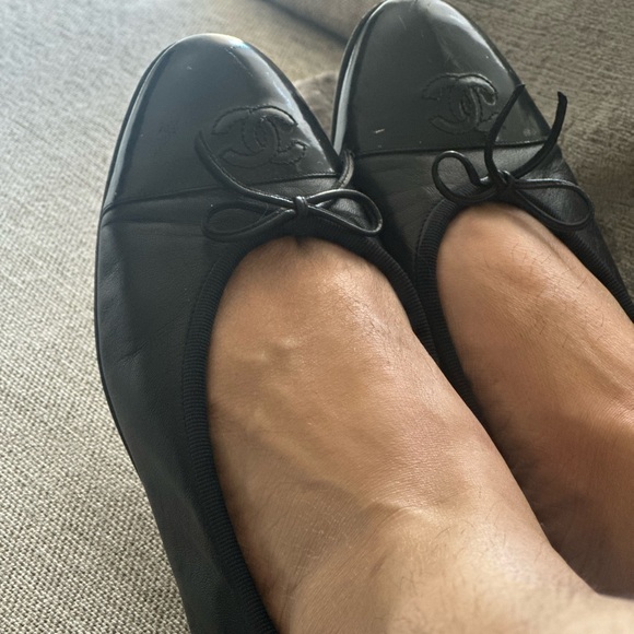 CHANEL Black Leather Ballerina
Flat with Patent Tow and Bow - Picture 1 of 6